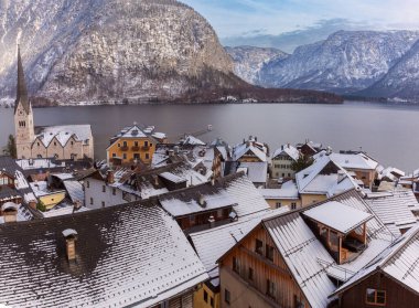 Eski şehrin resimli manzarası, dağların arka planına ve gün batımında bir göle karşı. Hallstatt. Avusturya.