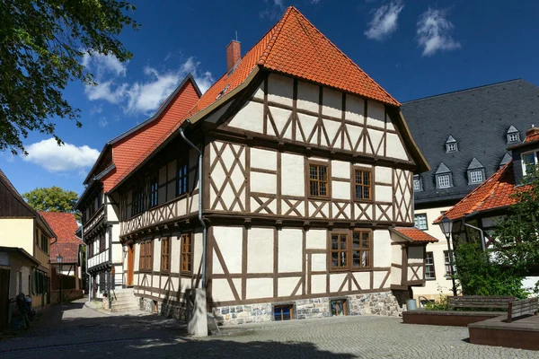 stock image Beautiful facades of old German half-timbered houses in Wernigerode on a sunny day. Germany. Saxony-Anhalt.