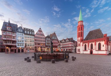 Eski geleneksel ortaçağ yarım keresteli evleri ve sabahın erken saatlerinde Frankfurt am Main 'in pazar meydanında bir çeşme. Almanya.