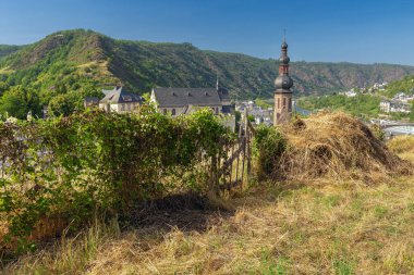 Güneşli bir günde eski bir ortaçağ kasabası olan Cochem. Almanya.