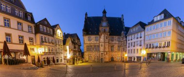 Eski geleneksel ortaçağ belediye binası meydanında şafak vakti aydınlanıyor. Marburg. Almanya.