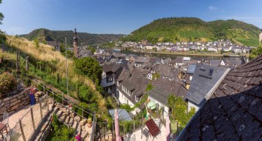 Güneşli bir günde eski ortaçağ Cochem kasabasının panoramik manzarası. Almanya.