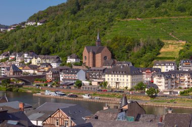Muhteşem Alman şehri Cochem 'in bir yaz günü manzarası. Almanya.