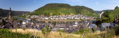 Güneşli bir günde eski bir ortaçağ kasabası olan Cochem ve Moselle nehrinin panoramik manzarası. Almanya.