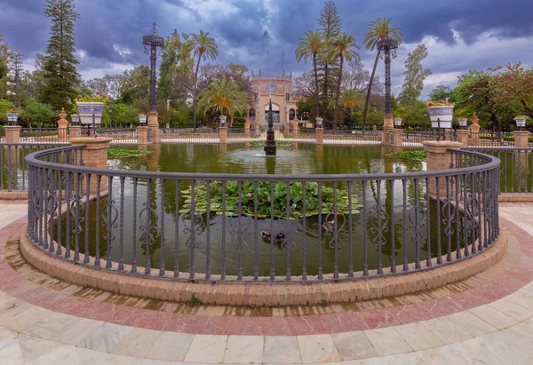 Günbatımında Arap süslemeleri olan eski bir binanın güzel yüzü. Sevilla. İspanya. Endülüs.