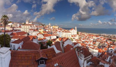 Şehrin tarihi kesimindeki eski ortaçağ geleneksel peri masallarının manzarası. Porto. Portekiz.