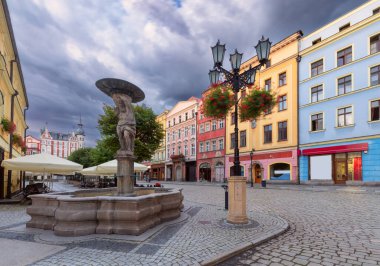 Eski pazar meydanı ve şafak vakti Neptune Çeşmesi 'nin manzarası. Swidnica. Polonya.