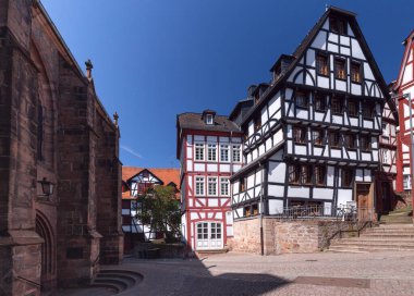 Güneşli bir günde Marburg 'da yarı keresteli eski Alman evlerinin güzel cepheleri. Almanya.