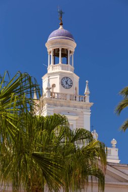 Cadiz 'in merkezindeki beyaz kulenin çan kulesinde büyük yuvarlak saat. İspanya. Endülüs.