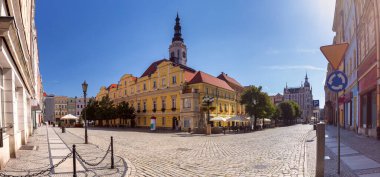 Eski ortaçağ pazar meydanının manzarası ve güneşli bir günde geleneksel renkli evlerin cepheleri. Swidnica. Polonya.