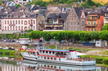 Sabahın erken saatlerinde Moselle nehri boyunca uzanan toprak setin manzarası. Komedi. Almanya. Hesse.