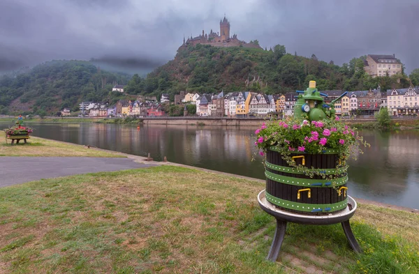 Sabahın Erken Saatlerinde Moselle Nehri Boyunca Uzanan Toprak Setin Manzarası — Stok fotoğraf