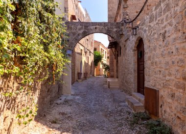 Şehrin tarihi bölgesinde dar bir geleneksel şehir caddesi manzarası. Rodos. Yunanistan.