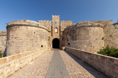 Güneşli bir sabahta Rodos adasındaki taş kulelerin ve eski ortaçağ tahkimatlarının duvarlarının manzarası. Yunanistan.