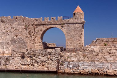 Rodos 'taki eski ortaçağ taş duvarları ve şehir kalelerinin manzarası. Yunanistan.