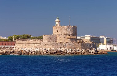 Güneşli bir günde Rodos 'taki eski ortaçağ deniz fenerinin manzarası. Yunanistan.