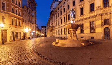 Üniversite Meydanı Şafakta Wroclaw 'da bir çeşme.