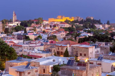 Şehrin manzarası, taş kuleler ve Rodos adasındaki eski ortaçağ tahkimatlarının duvarları. Yunanistan.