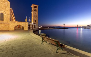 Şafak vakti mavi saatte şehrin setin manzarası. Rodos. Yunanistan.