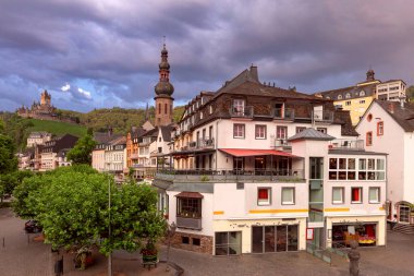 Eski peri masalı Alman şehri Cochem 'in sabahın erken saatlerindeki manzarası. Almanya.