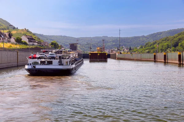 Egy Önjáró Teherhajó Halad Végig Moselle Folyón Egy Napos Nyári — Stock Fotó