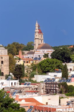 Güneşli bir günde Rodos 'un tarihi eski kısmının manzarası. Yunanistan.