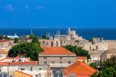 Güneşli bir günde Rodos 'un tarihi eski kısmının manzarası. Yunanistan.