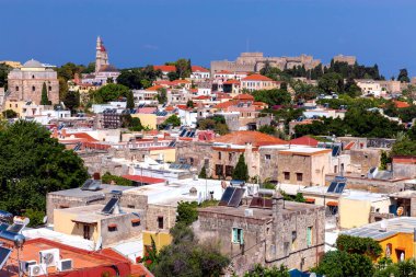 Güneşli bir günde Rodos 'un tarihi eski kısmının manzarası. Yunanistan.