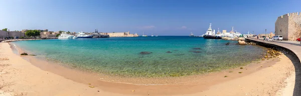 ロードス島の海港近くの都市の砂浜のパノラマショット ギリシャ — ストック写真