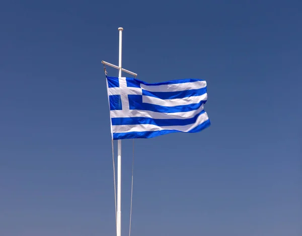 Ελληνική Εθνική Σημαία Ένα Κατάρτι Κυματίζει Στον Γαλάζιο Ουρανό Μια — Φωτογραφία Αρχείου