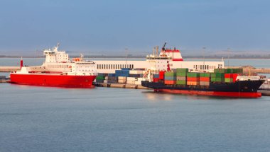 Cadiz limanında konteynırları olan büyük bir deniz konteynırı gemisi. İspanya. Endülüs.