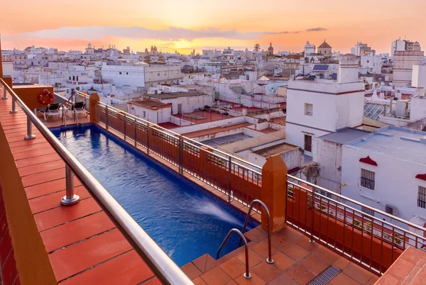 Şehrin üzerindeki hava manzaralı gün batımı manzarası. Cadiz. İspanya. Endülüs.