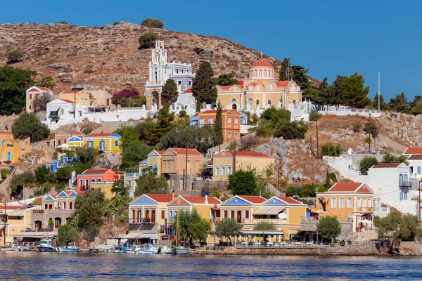 Kolorowe Tradycyjne Domy Greckiej Wiosce Symi Brzegu Zatoki Słoneczny Dzień — Zdjęcie stockowe