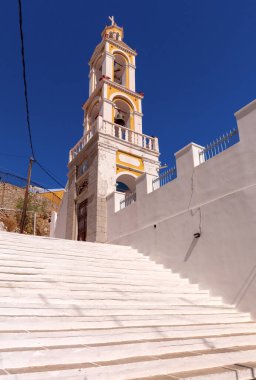 Symi adasındaki bir dağın tepesindeki geleneksel Rum Ortodoks kilisesinin çan kulesi. Yunanistan.
