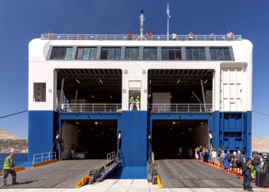 Symi, Yunanistan - 18 Eylül 2023: Güneşli bir sabah Mavi Yıldız feribotuna binen yolcular.