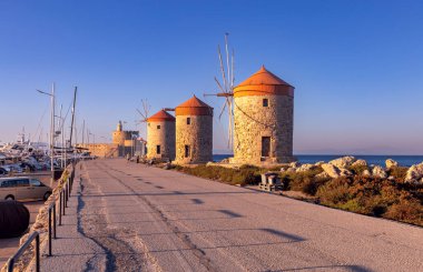 Rodos 'taki Aziz Nicholas İskelesi' ndeki eski ortaçağ yel değirmenleri. Yunanistan.