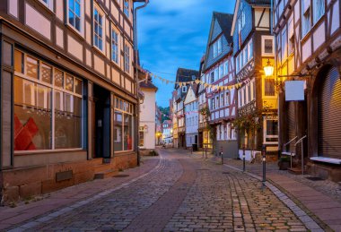 Eski geleneksel ortaçağ sokağında akşam aydınlığında yarı keresteli evler gün batımında. Marburg. Almanya.