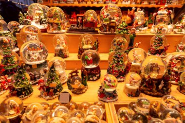 Noel 'de Salzburg' da bir markette parlak Noel oyuncakları ve hediyeler. Avusturya.