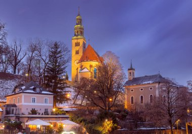 Eski Katolik Muller Kilisesi gün batımında dağ yamacında. Salzburg 'da. Avusturya.