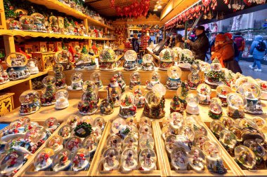 Avusturya, Salzburg - 21 Aralık 2022: Noel 'de Salzburg' da bir sürü Noel oyuncağı ve hediye.