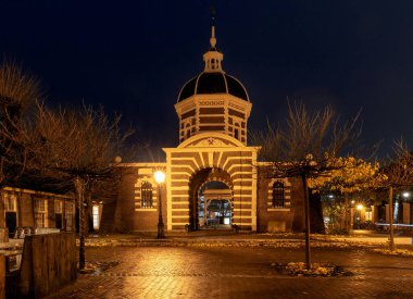 Geceleri Morsport 'un eski batı şehir kapısı. Leiden. Hollanda.