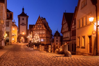 Gece aydınlığında eski bir ortaçağ sokağı. Rothenburg ob der Tauber. Bavyera Almanya.