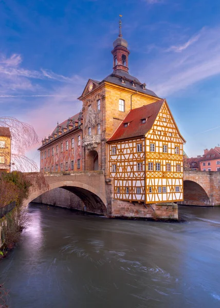 Здание Старой Средневековой Ратуши Мосту Через Реку Закате Бамберг Баварская — стоковое фото
