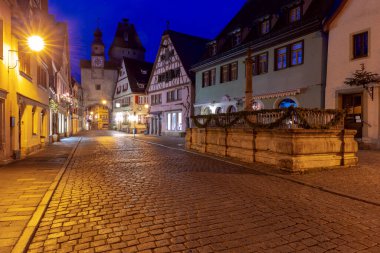 Gece aydınlığında eski bir ortaçağ sokağı. Rothenburg ob der Tauber. Bavyera Almanya.