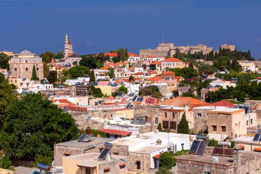 Şehrin manzarası, taş kuleler ve Rodos adasındaki eski ortaçağ tahkimatlarının duvarları. Yunanistan.