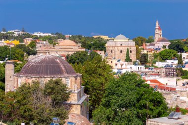 Şehrin manzarası, taş kuleler ve Rodos adasındaki eski ortaçağ tahkimatlarının duvarları. Yunanistan.