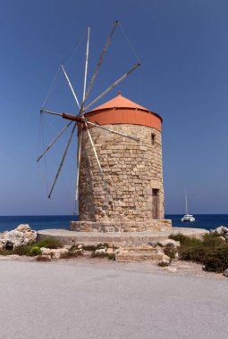 Rodos 'taki Aziz Nicholas İskelesi' ndeki eski ortaçağ yel değirmenleri. Yunanistan.