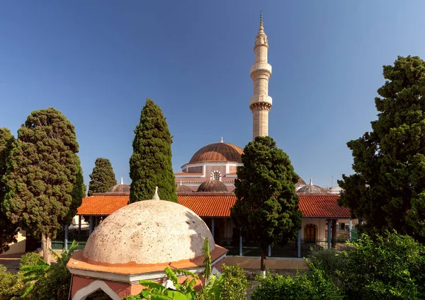 Rodos adasındaki minare binası ve eski ortaçağ Süleyman Camii 'nin kubbesi. Yunanistan.