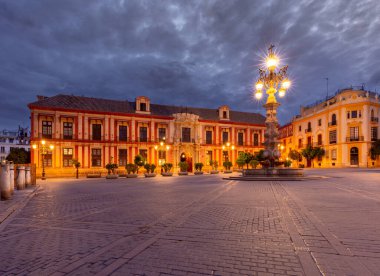 Virgen de los Reyes Meydanı 'nın manzarası ve şafakta Sevilla' da sihirli fener. İspanya. Endülüs.