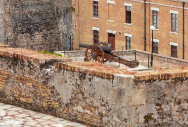 Kerkyra kalesinde top gülleleri olan eski bir top. Yunanistan.